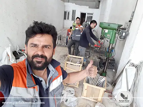 Korkuluk imalatı Parlak Metal üretim ekibi